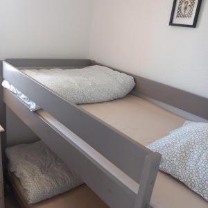 Postel nebo postele na pokoji v ubytování appartement vue mer piscines parking LES CORAUX AGAY PLAGE