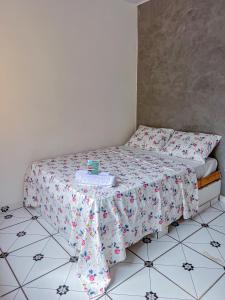 - un lit avec une table dans une chambre dans l'établissement Pousada Sempre Viva Lençóis, à Lençóis