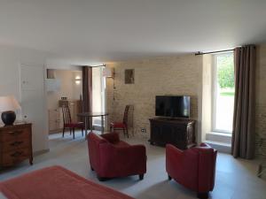 Televisyen dan/atau pusat hiburan di Appartements La Grande Ferme Crépon - à la campagne 5mn d'Arromanches et 10mn de Bayeux