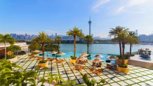 Bazén v ubytování YOHO Treasure Island Hotel nebo v jeho okolí
