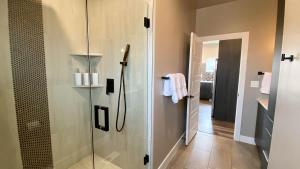 Timber & Tin F 2Bed 2Bath w Pool & Rooftop Deck的一间浴室