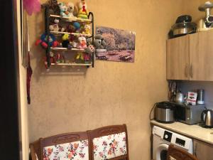 una cucina con due sedie e giocattoli su una parete di dom v kobuleti a Kobuleti