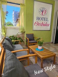a hotel orilla with chairs and a coffee table at Hotel Orchidea in Lignano Sabbiadoro