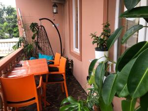 balcone con tavolo, sedie e piante di dom v kobuleti a Kobuleti