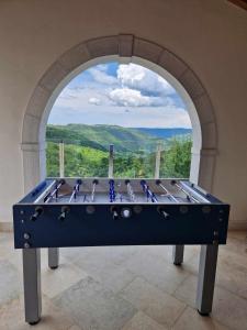 stół bilardowy przed łukiem z widokiem w obiekcie Villa Grazia - with heated salt water Pool w mieście Pazin