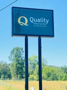 una señal que dice posada de calidad y suites en un campo en Quality Inn & Suites en Jackson