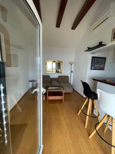 ein Wohnzimmer mit einem Sofa und einem Tisch in der Unterkunft Cottage Holiday Home in Omiš