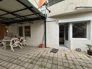 Το κτήριο όπου στεγάζεται  το διαμέρισμα