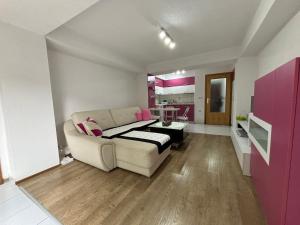 Ένα ή περισσότερα κρεβάτια σε δωμάτιο στο Martin Apartments Ohrid