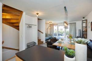 a kitchen and living room with a table and a dining room at 3KORNHAUS - Das neue Alpendomizil in Garmisch-Partenkirchen