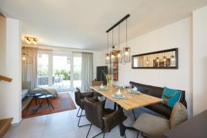 a dining room and living room with a table and chairs at 3KORNHAUS - Das neue Alpendomizil in Garmisch-Partenkirchen
