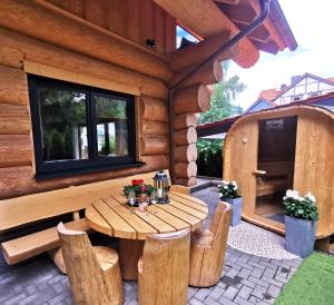 een houten hut met een houten tafel en stoelen bij DAS Chalet mit Schlossblick in Wernigerode in Wernigerode