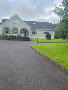una casa con un vialetto davanti di Abhaile Air a Killarney