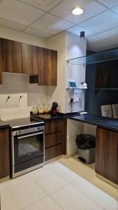 brand new villa في دبي: مطبخ بدولاب خشبي وموقد