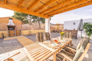 un patio con mesa de madera y sillas en Cortijo Pinar 2, en Níjar