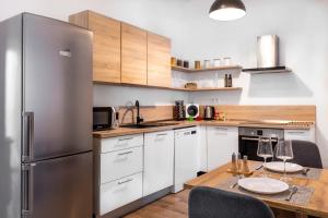 A kitchen or kitchenette at Skackavá - beautiful new apartment in direct centrum, 24h self check-in