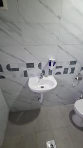 サラエボにあるBungalovi Lanaのバスルーム(洗面台、トイレ付)