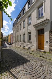 a cobblestone street in front of a building at Skackavá apartmán v centre Banskej Bystrice, 24h self check-in in Banská Bystrica