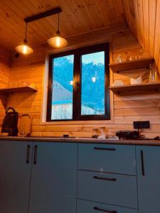 una cucina con piano di lavoro e finestra di Pyramid Kazbegi a Kazbegi