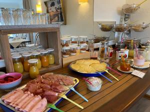 una mesa cubierta con mucha comida y bebida en Haus Kap Horn en Juist
