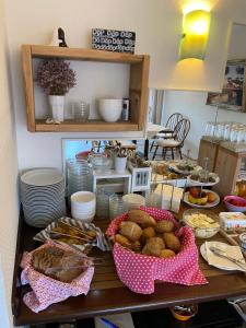 une table avec de la nourriture et des assiettes dans l'établissement Haus Kap Horn, à Juist