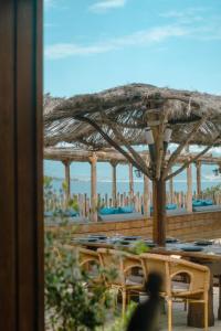 波爾蒂喬的住宿－Villa Kirssis，海滩上的桌椅和遮阳伞