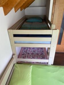 Poschodová posteľ alebo postele v izbe v ubytovaní Begov kamp, Plav
