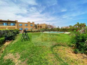 un patio con piscina y una casa en Villa with a charming view, sea view, Marina en El Alamein