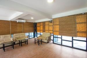 una sala d'attesa in un ospedale con sedie e finestre di OYO ARV Hotels a Calcutta