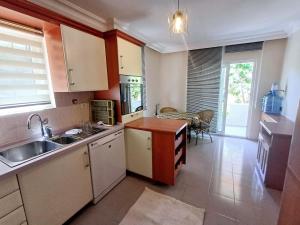 una cucina con un lavello e un piano di lavoro di Villa Limon Marmaris'de Özel Havuzlu Villa a Marmaris