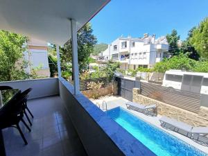 vista sulla piscina sul balcone di un edificio di Villa Limon Marmaris'de Özel Havuzlu Villa a Marmaris