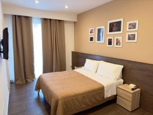 DONNA MELA apartments في بارشلونا-بوتسو دي غوتو: غرفة فندق بها سرير وتلفزيون