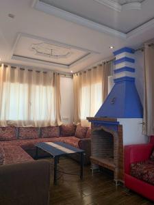 sala de estar con sofá y chimenea en Dar Saida Hora, en Chefchaouen