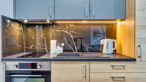 Kuchyňa alebo kuchynka v ubytovaní 5D Apartamenty Fredry 2/47