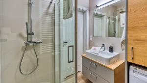 5D Apartamenty Fredry 2/47 في كولوبرزيغ: حمام مع حوض ودش