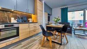 Kuchyňa alebo kuchynka v ubytovaní 5D Apartamenty Fredry 2/47
