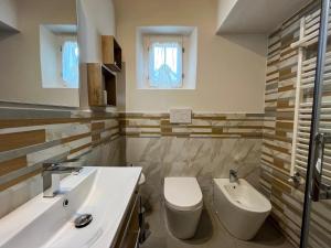bagno con servizi igienici e lavandino di Villino La Fresia a Castiglioncello
