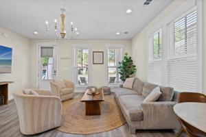 uma sala de estar com um sofá e uma mesa em East Hill Hideaway em Pensacola