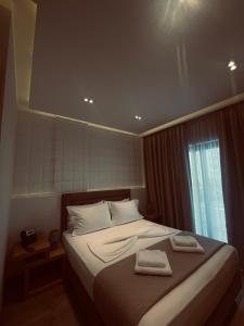 una camera da letto con un letto e due asciugamani di Hotel Sole a Sarandë