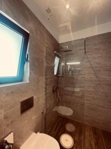 bagno con doccia e servizi igienici. di Hotel Sole a Sarandë