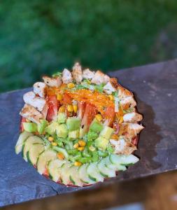 Un trozo de comida con verduras en una mesa. en Finca Hotel la Chagra, en Pueblo Tapado