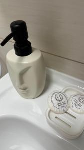 uma garrafa de sabão sentada em cima de um lavatório em Apartament BD 54 em Roman