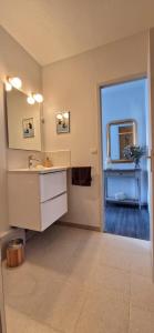 a bathroom with a sink and a mirror at Bel appartement, 2 chambres, Parking, proximité plage et centre ville in Trouville-sur-Mer
