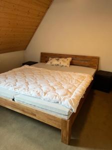 Postel nebo postele na pokoji v ubytování Häusle im Nordschwarzwald