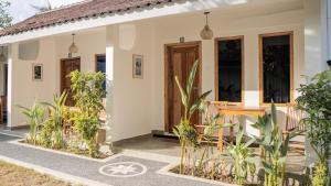 Κήπος έξω από το Nucifera Kuta Lombok