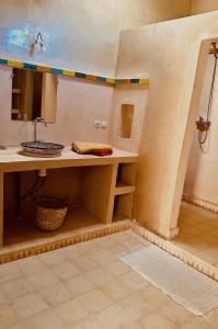 La salle de bains est pourvue d'un comptoir et d'un lavabo. dans l'établissement RIAD AMAN SKOURA, à Skoura