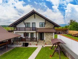 una casa con vista sul cortile di Casa Andra si Denis a Novaci-Străini