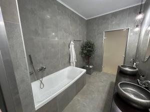 Kúpeľňa v ubytovaní Krioneri Suites Parga + 25 fotografií