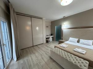 Posteľ alebo postele v izbe v ubytovaní Krioneri Suites Parga