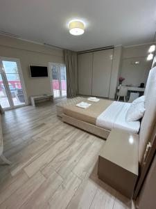 Televízia a/alebo spoločenská miestnosť v ubytovaní Krioneri Suites Parga